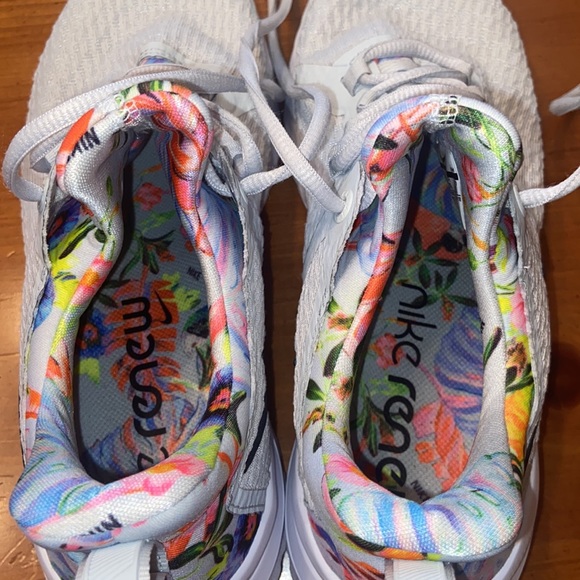 Nike Renew Rival Premium size 8 light gray/ floral  lightweight knit material - Picture 8 of 10